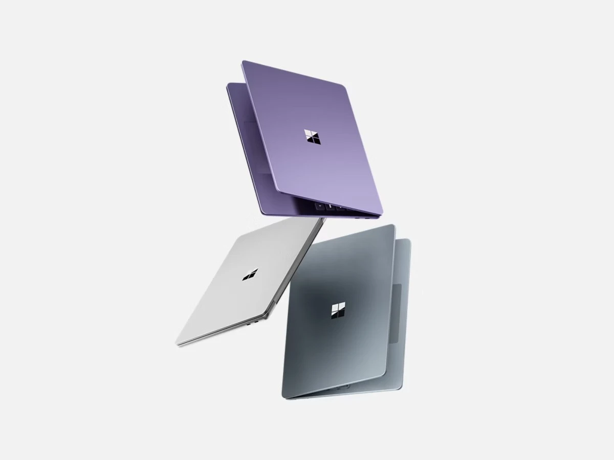 نمایی از سه رنگ مختلف لپ‌تاپ Surface Laptop 13 در حالت نیمه‌باز: بنفش، نقره‌ای و آبی اقیانوسی
